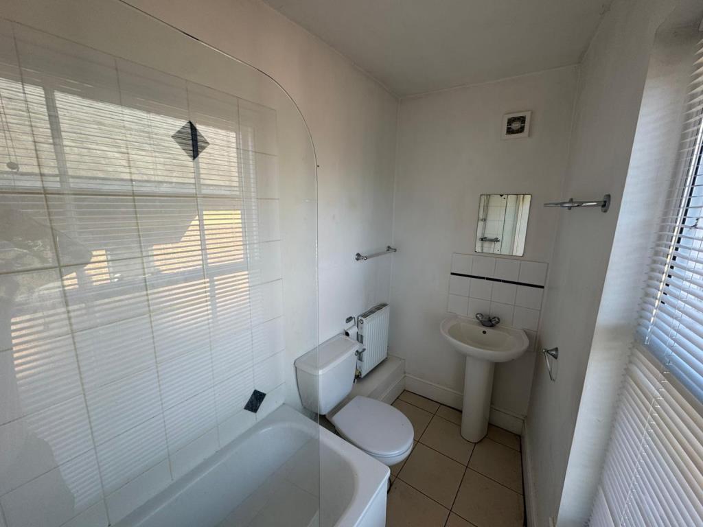 Lot: 183 - TOWN CENTRE MAISONETTE WITH GARDEN FOR INVESTMENT OR OCCUPATION - Bathroom